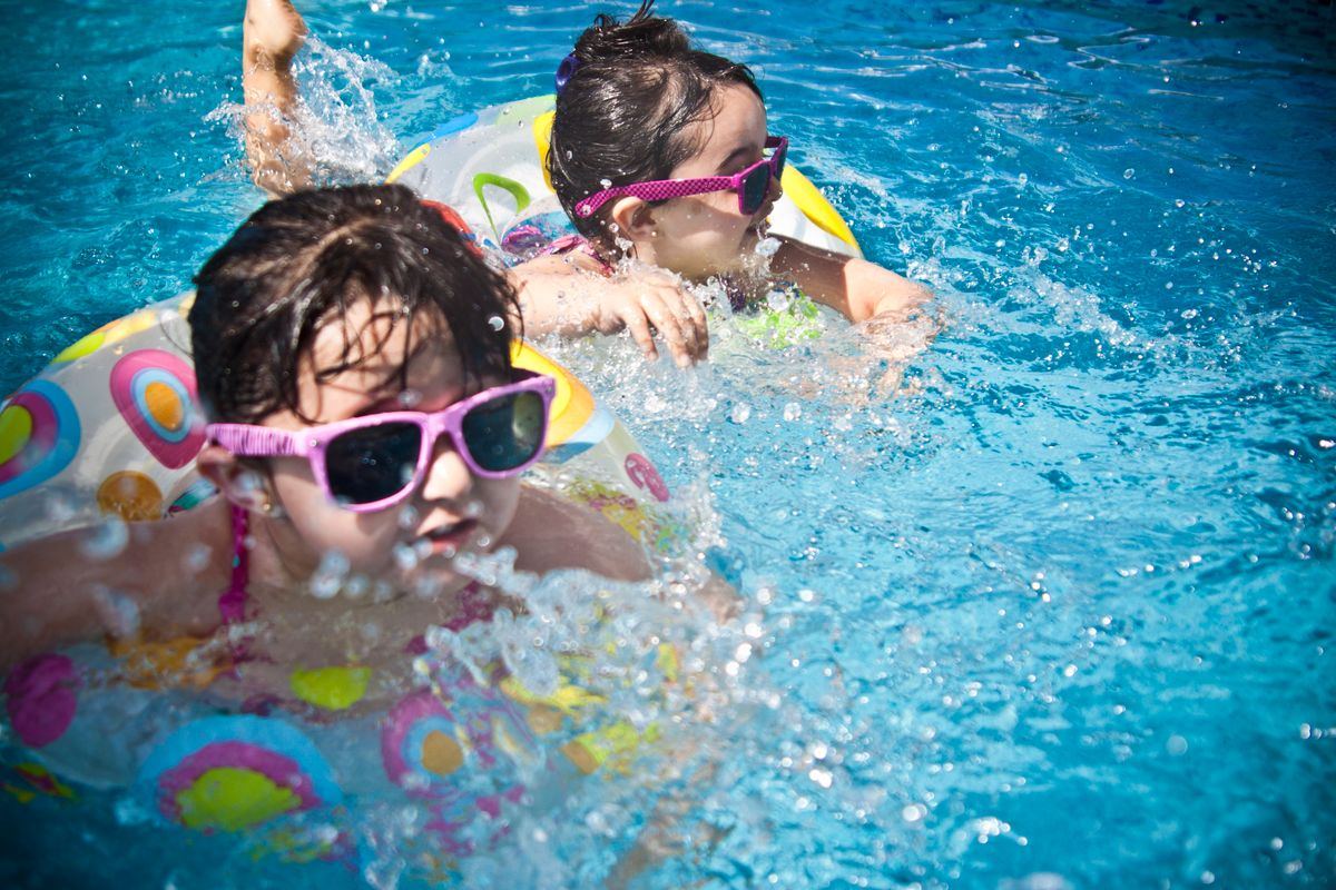Enfants qui se baignent dans une piscine — la sécurité, un sujet d’article très recherché par les familles