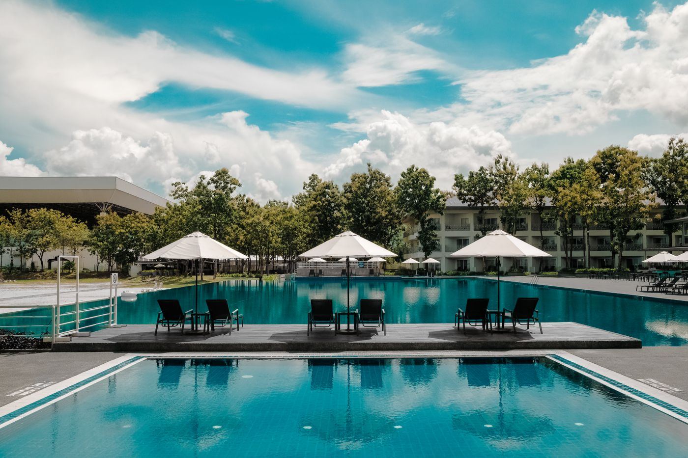 Piscine extérieure entretenue par un professionnel — un chantier qui attire les recherches locales